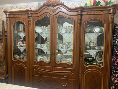 Стенка почти новая, всего лишь год в использовании.