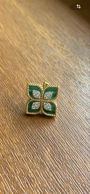 Серьга Van Cleef & Arpels.