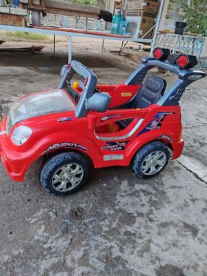 Продам электрическая детская машинка.
