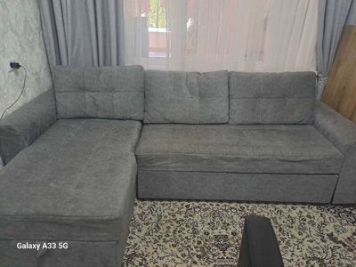 Yumshoq mebel sotiladi. 2 ta