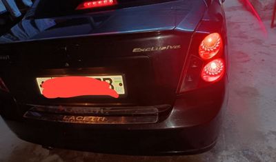 Lasetti 1.8 sotiladi