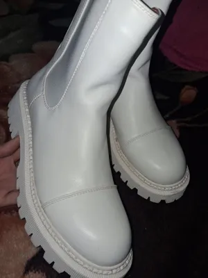 белые ботинки челси массивной тракторной подошвой