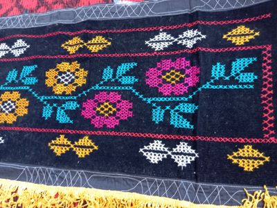 Sotiladi Uzbek milliy kashtalari qo'lda tikilgan