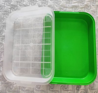 Продаётся новый лоток для кошек и собак с сеткой.38*28*6 см