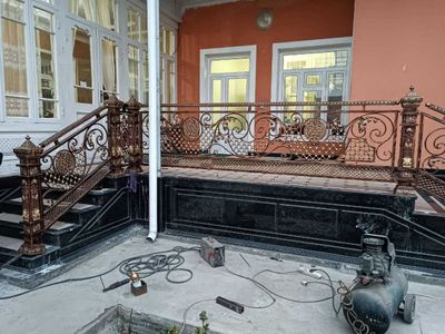 Quqon. Temir darvoza, eshiklar va panjaralar.