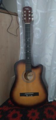 Gitara sotiladi 38c