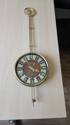 Antikvar soat sotiladi Yantar