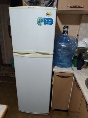 Холодильник LG в хорошем состоянии