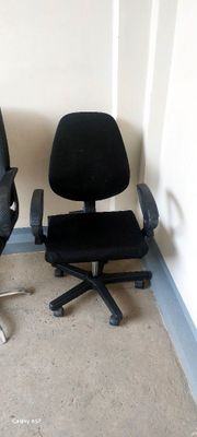 Ofisnoy kreslo sotiladi