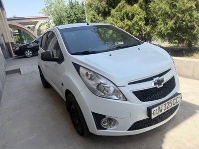 Продается отличная машина белый цвет