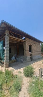 Курулиши тугалланмаган каропка шаклдаги ховли