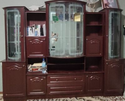 Сервант большой в хороше состоянии