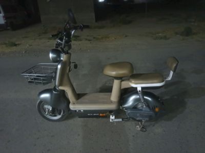 skuter sotiladi xolati yaxshi narxi 2200