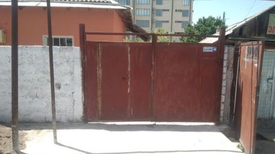 Уй ховли ижарага берилади яшаш учун хамма шараитлари бор.