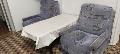 Продается два кресла и журнальный столик