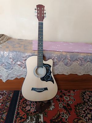 Gitara sotiladi holati yaxshi