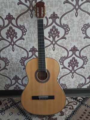 Gitara akustik sotiladi