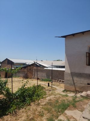 Yer sotiladi shoro bozor tarafda uch qaxramondan azgina kiriladi