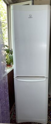 СРОЧНОдвухкамерный холодильник INDESIT