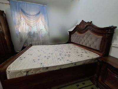 Спальный гарнитур и диван  в гостиную или холл