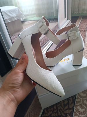 Kechki bazimlarga kiyiladigan ajoyib oq tufli