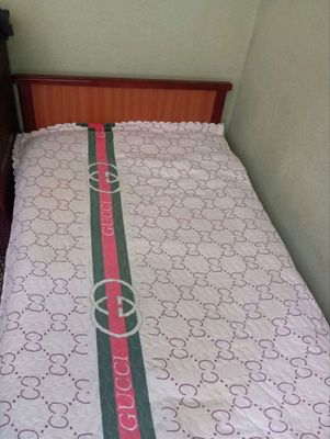 кровать и стол