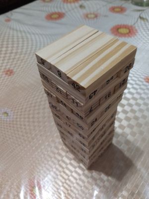 Jenga, stol o'yini 54ta yog'och donalari va 4ta toshcha.