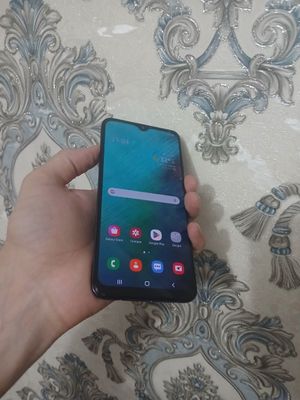 Samsung A 20 sotiladi.