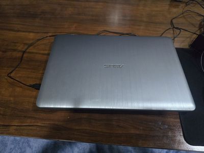 Asus noutbook sotiladi