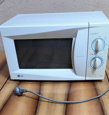 Продаётся микроволновая печь LG .