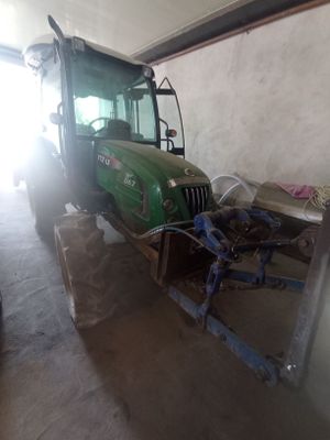 Eles traktor va kaplekt narsalari bilan