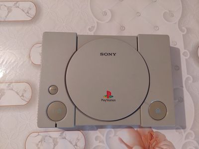 Продам Sony Playstation 1