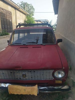 Vaz 2102 yurib turgan moshina