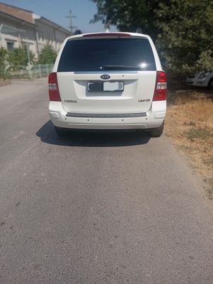 Продаёт Kia Carnival 2006