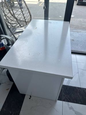 Mebel sotiladi savdo doʻkoni uchun.