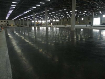 Бетонные полы с топпингом — в 3 раза прочнее. 2 млн м² опыта
