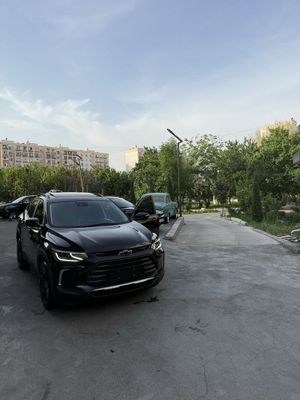 Chevrolet Tracker 2024 Red line
