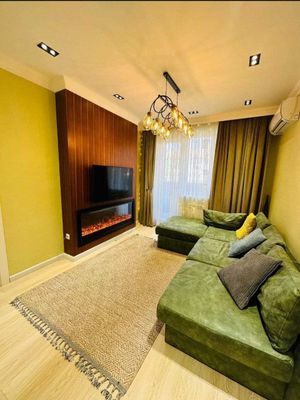 (Добрый) Космонавтов, 80 м², 3/2/5, Открытый балкон, Яркая