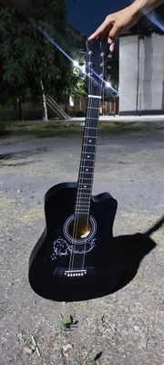 Gitara sotiladi 1ta