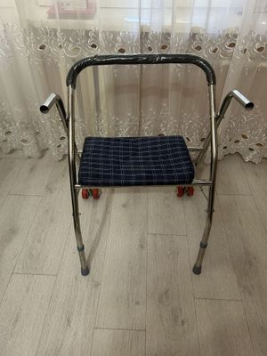 Продаются ходунки с сиденьем, с направляющими колесиками