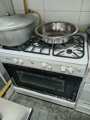 Gaz plita srochno sotiladi