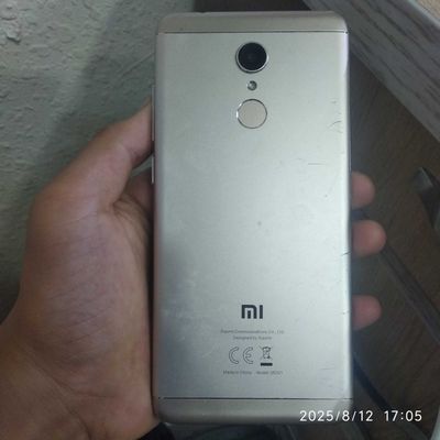 Redmi5 orqasi qirilgan