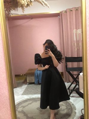 Черное атласное платье