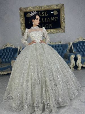 Vitrinada turgan kelin liboslarmiz sotiladi