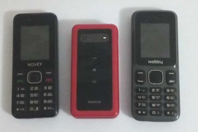 3 ta telefon. Nobby 230, Nokia 2720, Novey 105C