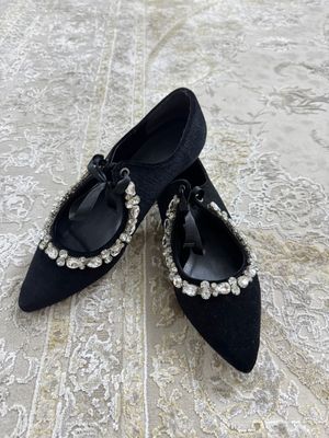 Черные туфли на низкой подошве