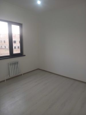 Ijaraga uy 1etaj 3xonali yangiyer shahar post yonida yangi dom