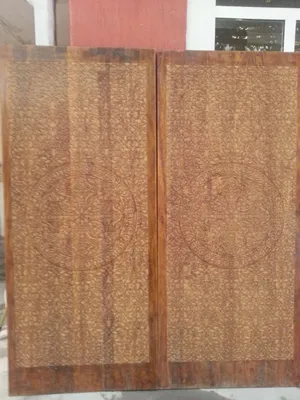 yang'oqdan qilingan yog'och o'ymakorlik eshigi