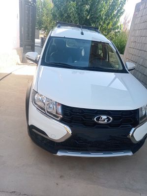 Gaz qoʻyilgan,model Lada markasi Largus mashina ideal holatda