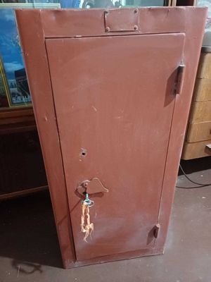 Продается сейф большой железный
